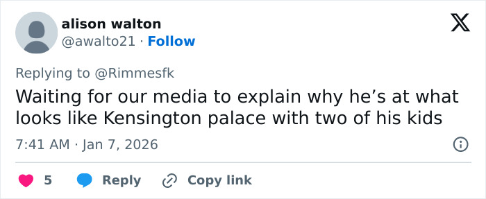 Screenshot of a tweet mentioning Prince William with his kids at Kensington Palace, questioning media coverage