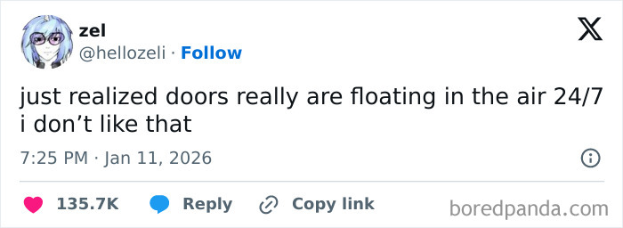 Tweet by user zel humorously stating that doors appear to be floating in the air 24/7, reflecting internet funny moments.