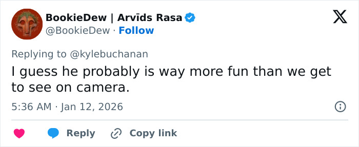 Screenshot of Twitter reply discussing Leonardo DiCaprio&rsquo;s viral sassy Golden Globes exchange by a lip reader.