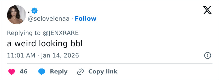 Tweet screenshot showing user commenting on Kylie Jenner&rsquo;s weird Golden Globes seat photo sparking debate online.