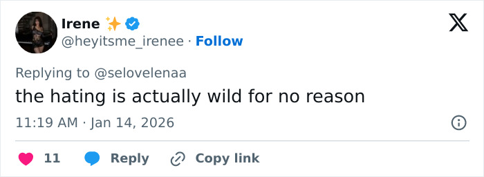 Screenshot of a tweet discussing the heated debate over Kylie Jenner&rsquo;s weird Golden Globes seat photo online.