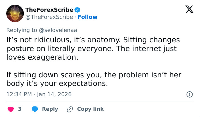 Tweet discussing online debate over Kylie Jenner&rsquo;s unusual Golden Globes seat photo and varying public reactions.