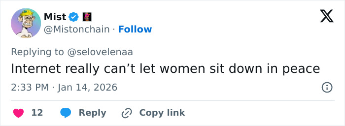 Tweet screenshot discussing online debate about Kylie Jenner&rsquo;s unusual Golden Globes seat photo sparking heated reactions.