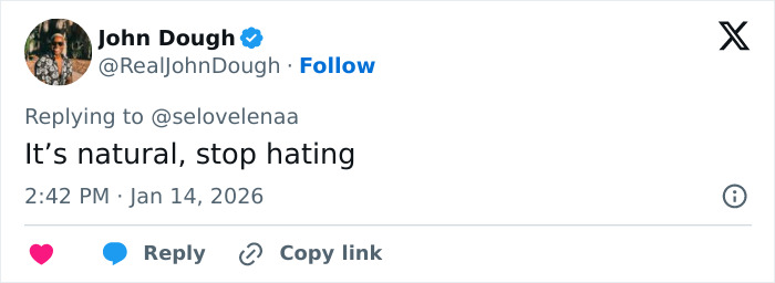 Tweet from John Doughh replying to a discussion about Kylie Jenner&rsquo;s weird Golden Globes seat photo sparking online debate.