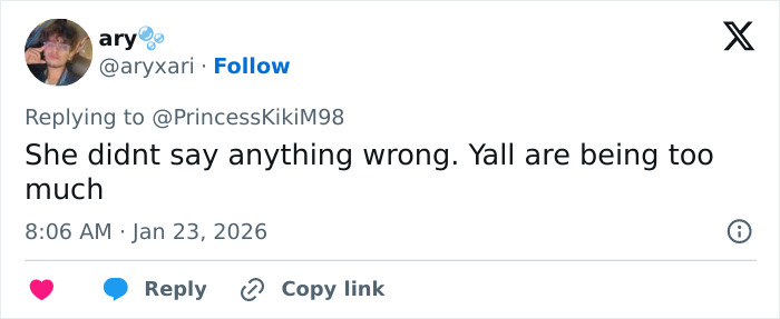 Screenshot of a Twitter reply defending Jameela Jamil amid controversy involving Blake Lively insults in revealed texts.