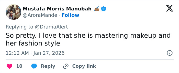 Screenshot of a Twitter reply praising Kim Kardashian’s fashion style and makeup mastery amid parenting controversy.