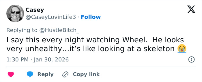 Screenshot of a tweet describing Ryan Seacrest&rsquo;s extremely skinny face and fans worried about the Hollywood trend.