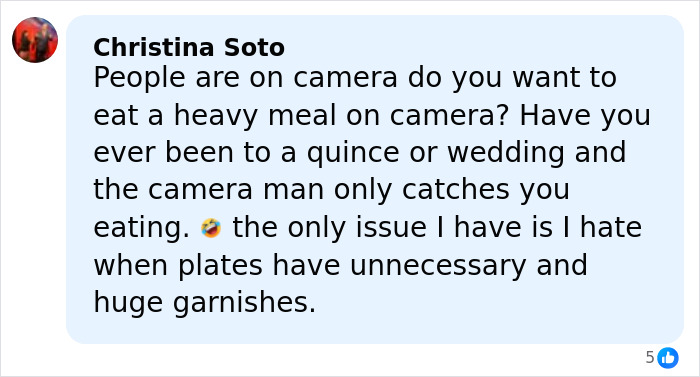 User comment about Critics Choice Awards food and camera concerns, discussing heavy meals and plate garnishes during filming.