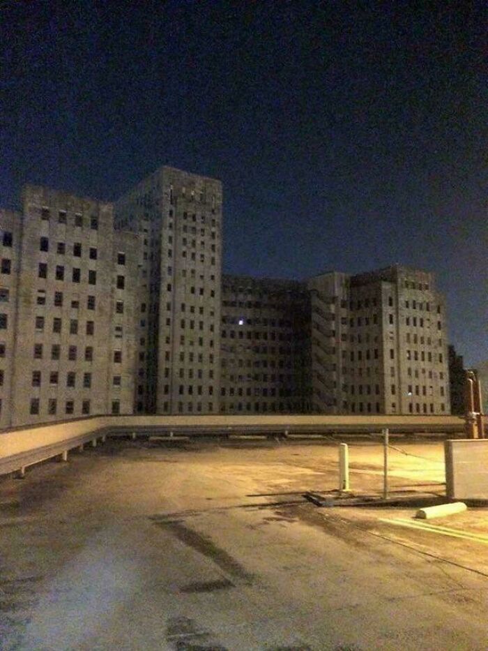Edificio grande y oscuro de noche con apariencia inquietante, relacionado con posts escalofriantes que hacen cuestionar la realidad.