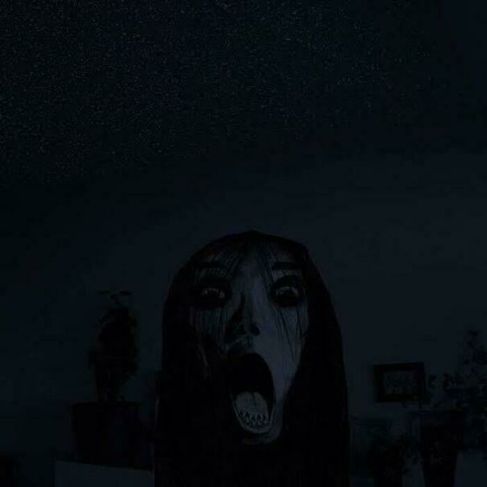 Figura oscura con rostro aterrador y boca abierta gritando, ilustrando el miedo y el cuestionamiento de la realidad en posteos escalofriantes.