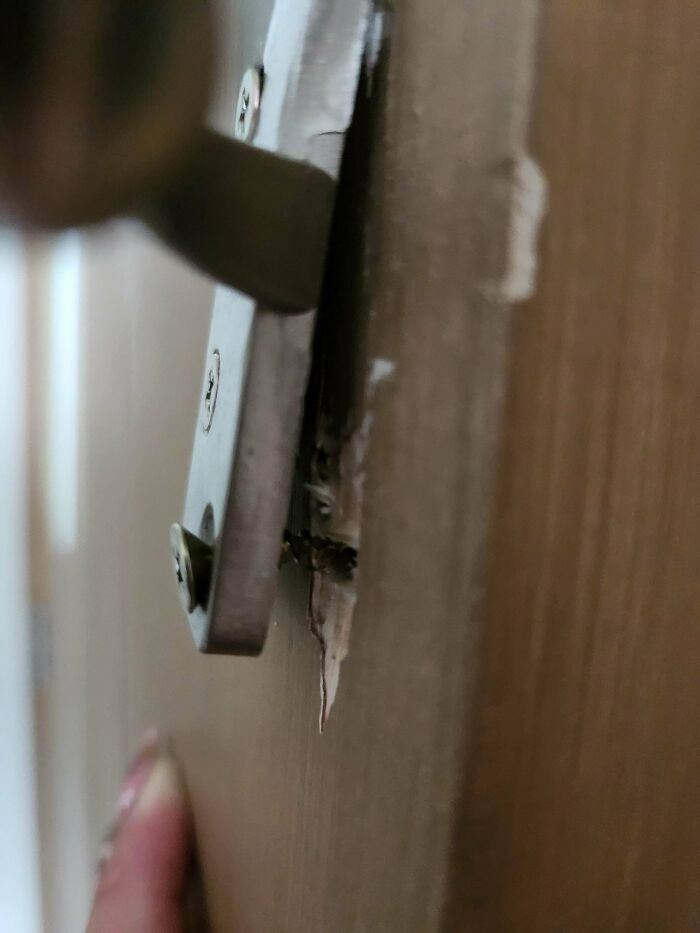 Mano abriendo puerta con cerradura dañada, imagen que evoca sensación de miedo y cuestiona la realidad en situaciones extrañas.