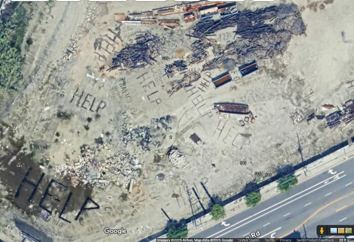 Vista aérea de un terreno con la palabra HELP escrita repetidamente, imagen relacionada con publicaciones escalofriantes que cuestionan la realidad.