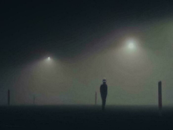 Figura oscura con ojos brillantes en una calle neblinosa, creando una atmósfera inquietante para posts escalofriantes.