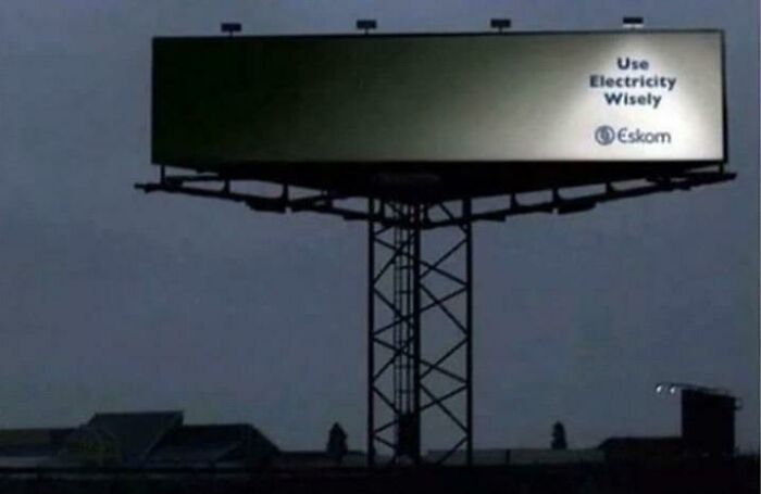 Publicidad exterior creativa y divertida que usa un cartel iluminado para transmitir el mensaje "Usa electricidad sabiamente".