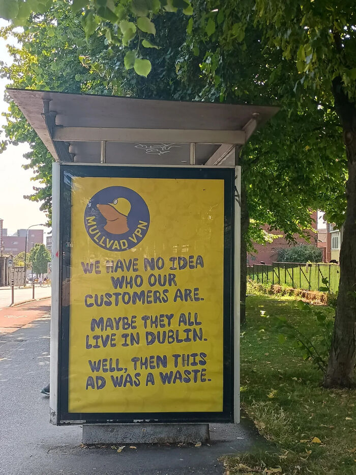 Anuncio publicitario creativo y divertido de Mullvad VPN en parada de autobús con mensaje humorístico sobre sus clientes.