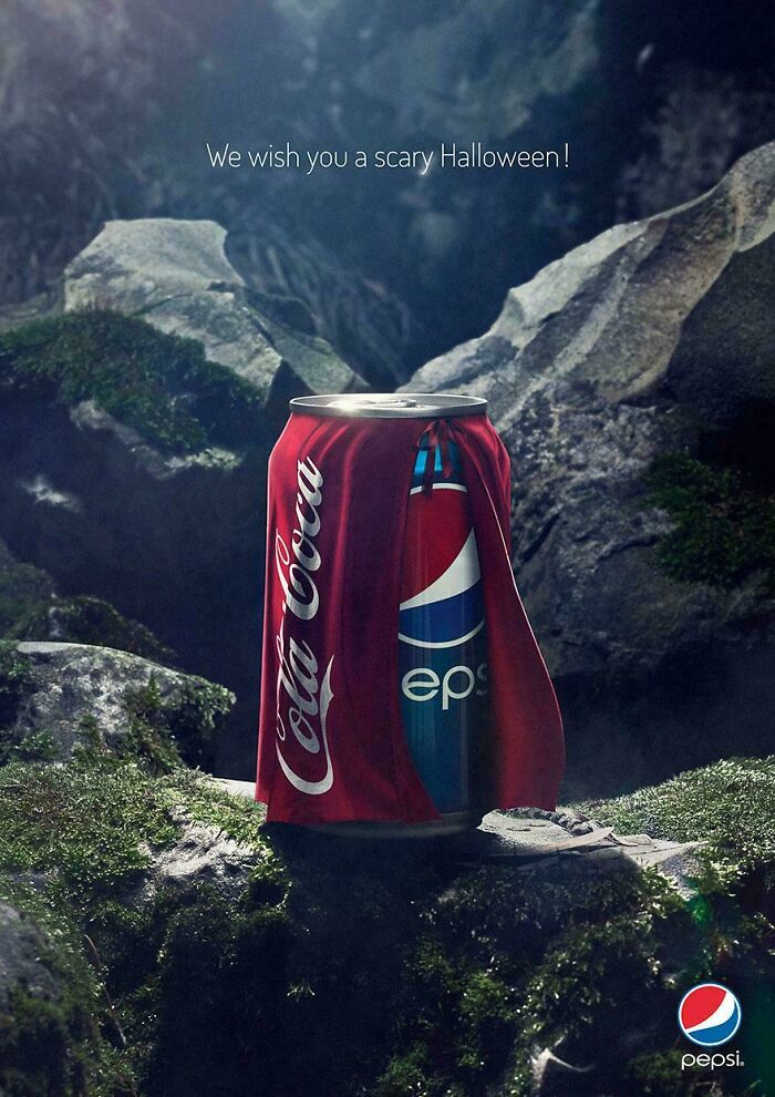 Lata de Coca-Cola con capa, revelando una lata de Pepsi, ejemplo de anuncios impresos creativos y divertidos.