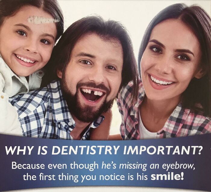 Familia sonriente con dientes imperfectos en anuncio divertido que muestra creatividad en publicidad impresa de marcas.