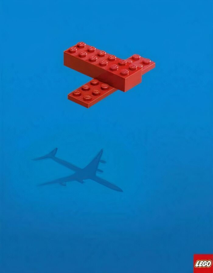 Bloques de construcción Lego formando la silueta de un avión, creativo anuncio impreso de marcas divertidas.