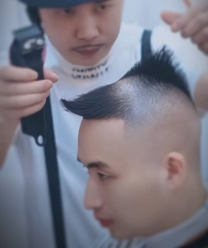 Hombre recibiendo un corte de pelo ridículo que hace que quiera usar sombrero por un año
