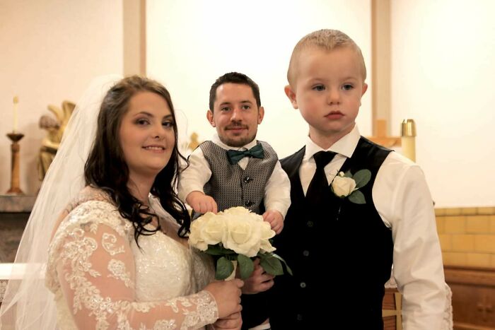 Novia y niños con proporciones inusuales en boda, un ejemplo de errores en fotos de boda legendarias.