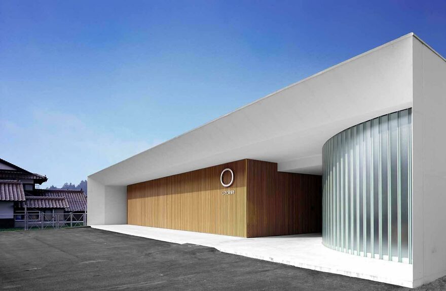 Minimalist modern building featuring wood and glass elements showcasing Japanese architecture design principles.