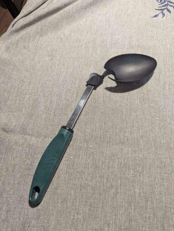 Broken kitchen spoon with a c*****d handle and damaged bowl, illustrating poor consumerism and product quality.