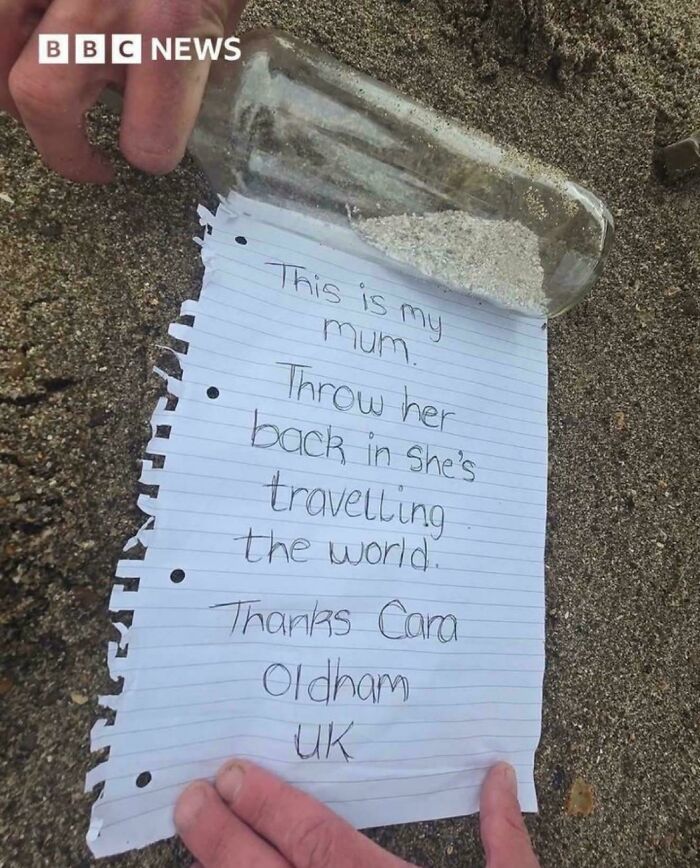 Amazing photo of a message in a bottle containing ashes, a unique way of traveling the world.