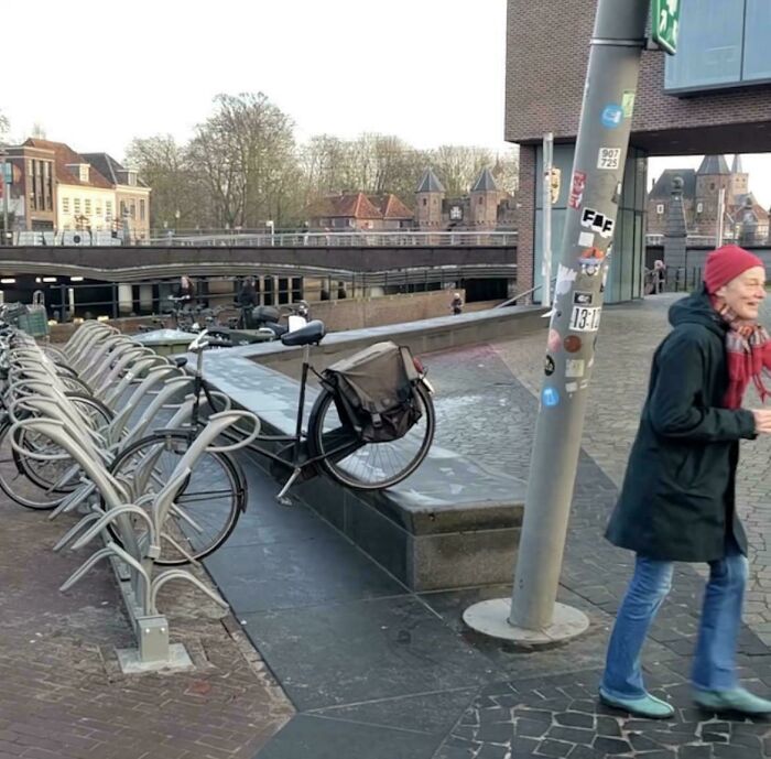 Bicycle fail showing a bike locked improperly on a raised ledge, illustrating common sense You Had One Job fails.
