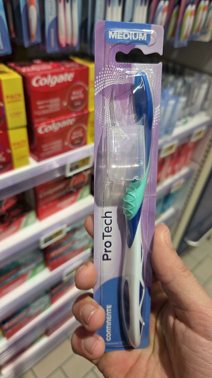 Toothbrush packaging with a plastic cover sealing missing, a common sense fail from you had one job fails collection