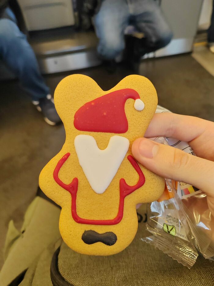 Gingerbread cookie fail with missing facial features, showcasing a ridiculous you had one job common sense fail.