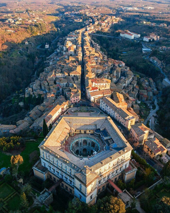 Aerial view of a historic town and a large estate, showcasing beautiful architecture and urban planning.