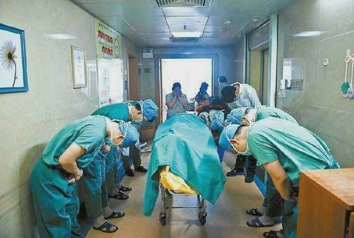 Chinese Surgeons Bowing To A Deceased 11-Year Old That Opted To Share Their Organs