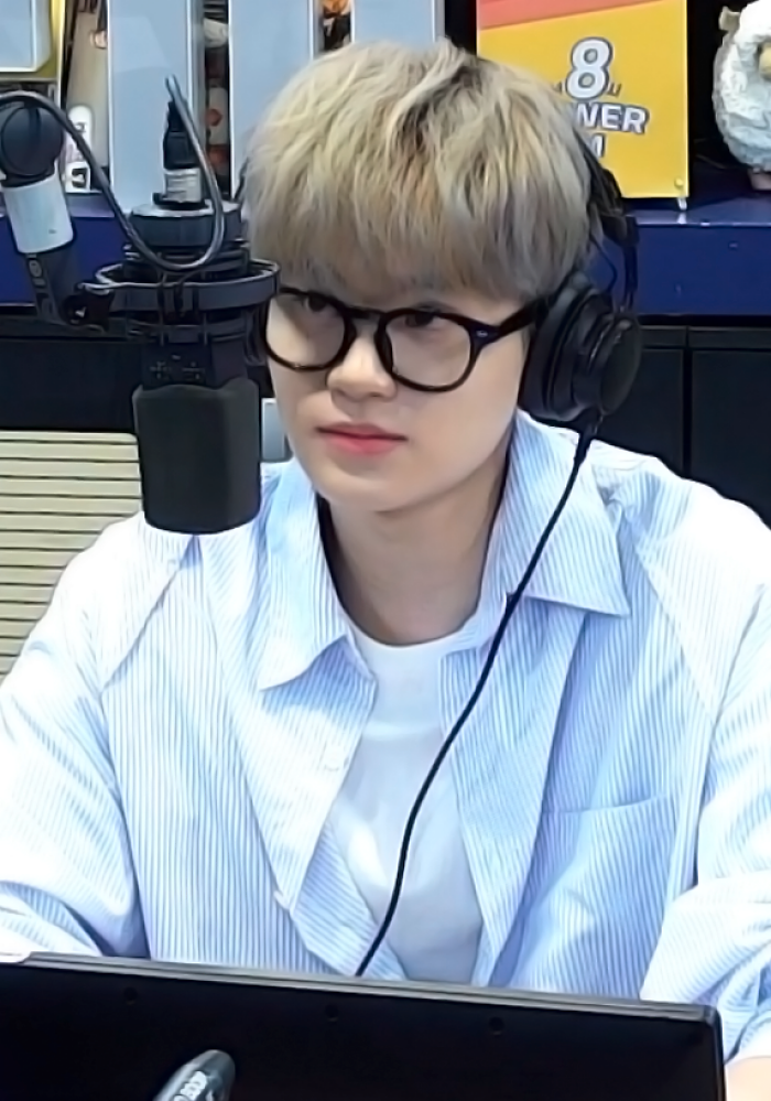 Singer Lee Dae-Hwi, 25