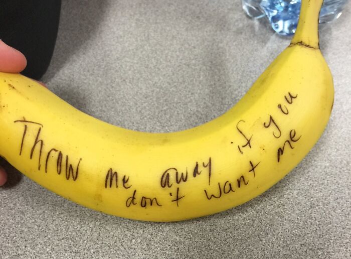 Banana with a creative and amusing note written by a parent saying throw me away if you don’t want me.