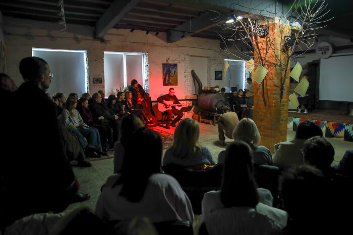 90 Minutes For Creativity: Being An Artist In A Frontline City