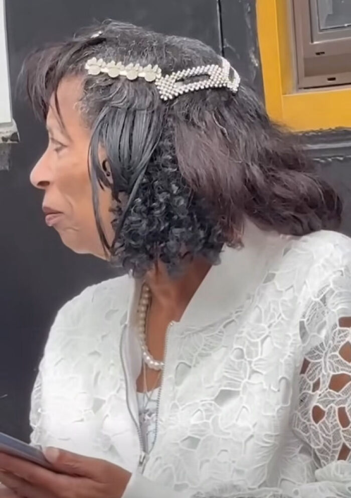 Mujer con peinado ridículo con rizos y accesorios que parece querer usar sombrero por un año por su estilo extraño.