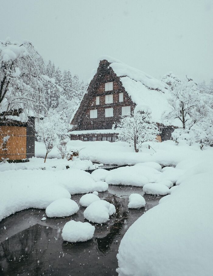 Casa acogedora rodeada de nieve en invierno, con un paisaje sereno y tranquilo para disfrutar sin frío.