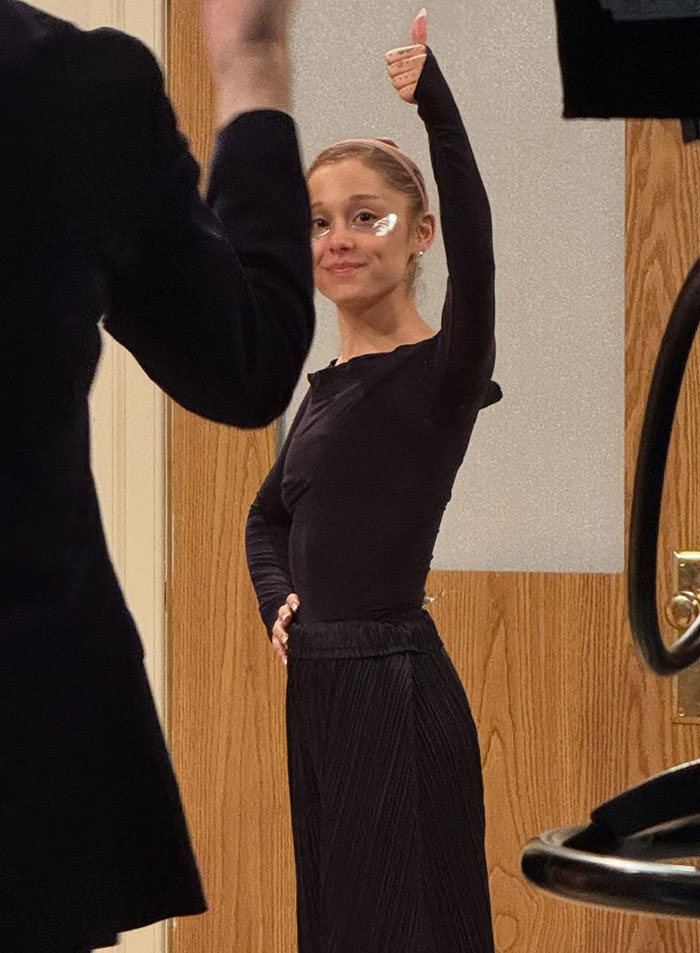 "She Should Know Better": Ariana Grande's Pic With Controversial Star Sparks Fiery Reactions "She Should Know Better": Ariana Grande's Pic With Controversial Star Sparks Fiery Reactions