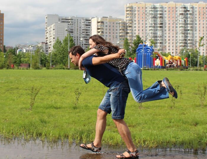 Couple enjoying playful moment outdoors, symbolizing dating gestures and exploring relationship dynamics in modern dating.