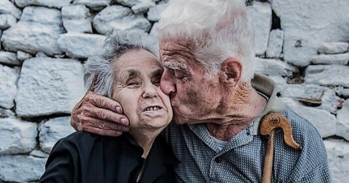 This Photographer Captures Tender And Unexpected Moments On The Street (40 Pics)