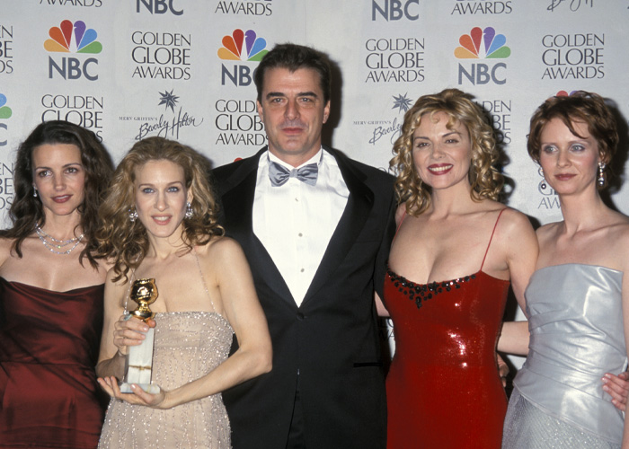 Sarah Jessica Parker and Chris Noth at Golden Globe Awards posing together with other cast members.