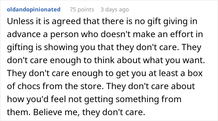 Comment discussing how a man fails to buy Christmas presents for his girlfriend, showing lack of effort and care.