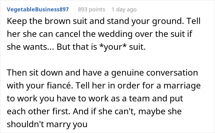 Comment text on a forum about mother dictating wedding attire and groom refusing marriage advice.