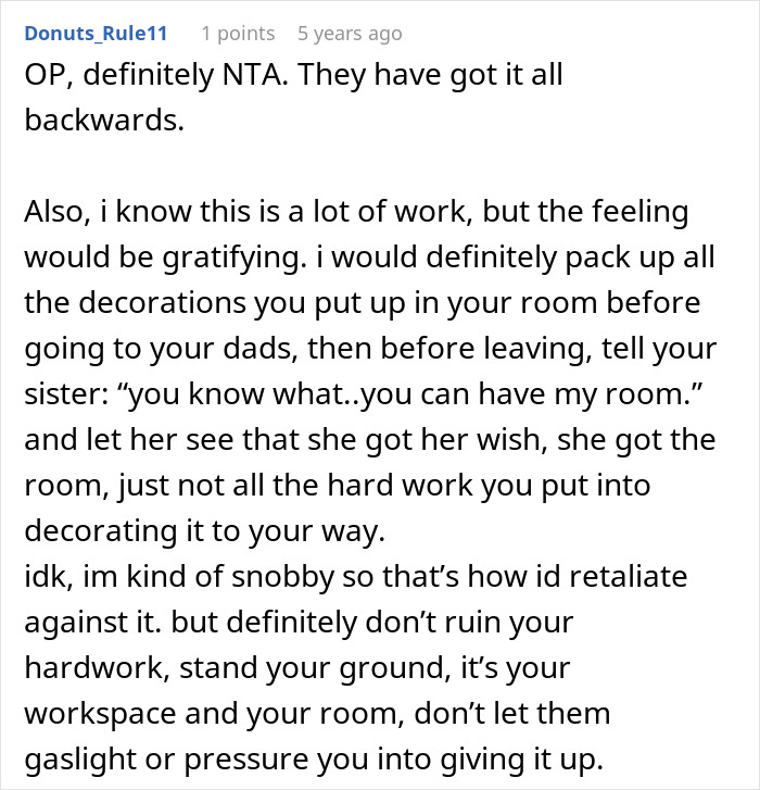 Reddit comment advising a teen accused of crushing half-sister&rsquo;s dreams by refusing her Christmas wish to keep their decorated room.