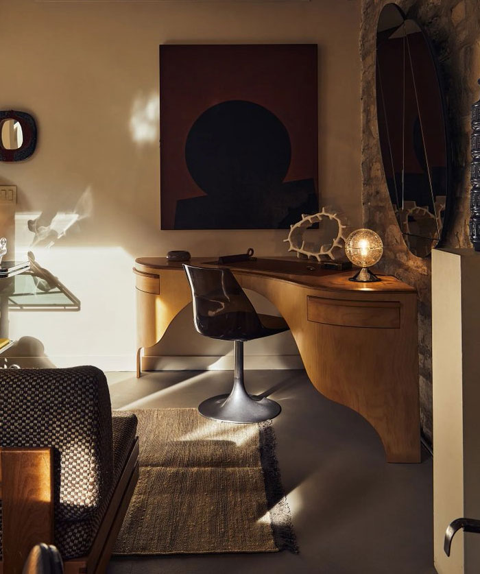 Espacio de escritorio con diseño interior moderno, decoración cálida y elementos únicos para ideas frescas de diseño interior.