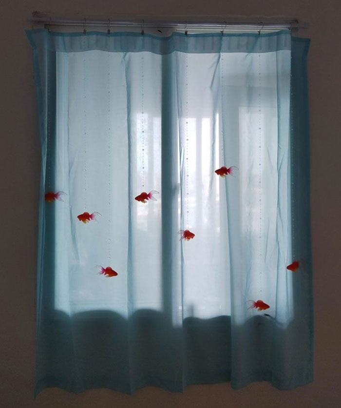 Cortina azul con diseño de peces rojos, ejemplo creativo de ideas geniales de diseño de interiores para el hogar.