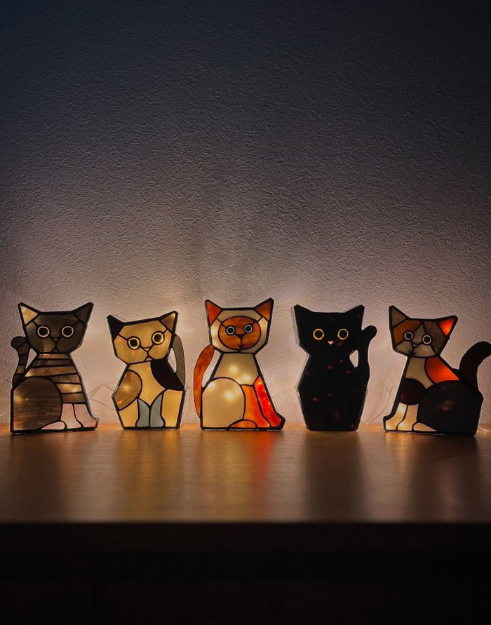Figuras de gatos iluminadas en estilo vidriera como ideas de diseño de interiores para inspirar la decoración del hogar.
