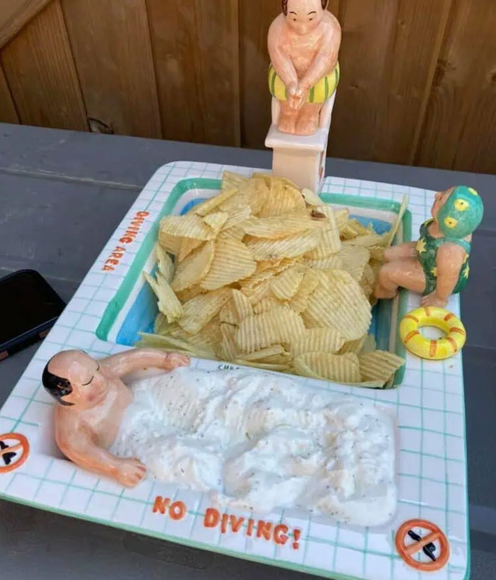 Bandeja con diseño interior creativo en forma de piscina con figuritas y chips para aperitivos en casa.