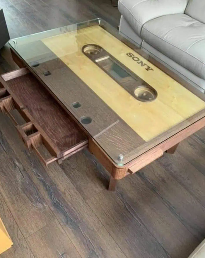 Mesa de centro con diseño creativo de casete antiguo y almacenamiento, idea cool de interior para actualizar el hogar.