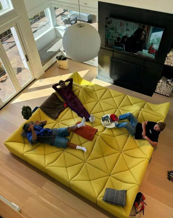 Sofá amarillo grande con diseño moderno en sala luminosa como parte de ideas de diseño de interiores inspiradoras.